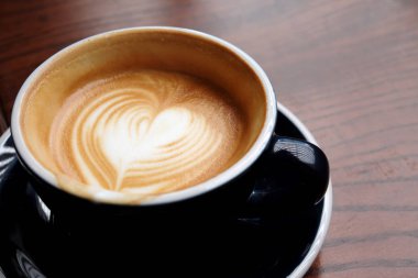 Ahşap arka plan ile kahve sanat