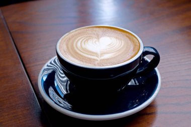 Ahşap arka plan ile kahve sanat