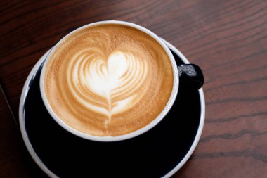 Ahşap arka plan ile kahve sanat