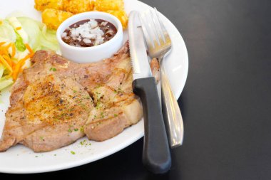 Lezzetli domuz biftek beyaz plaka