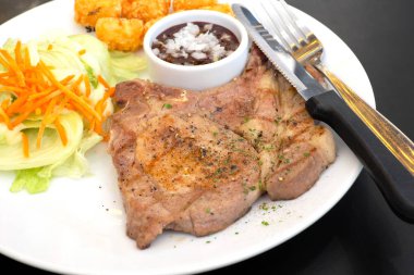 Lezzetli domuz biftek beyaz plaka