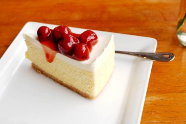 Çilek beyaz plaka ile lezzetli kiraz cheesecake