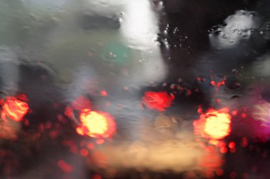 Gün yağmur soyut trafiği. Araba koltuğu görüntülemek.