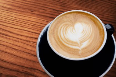 Ahşap arka plan ile kahve sanat