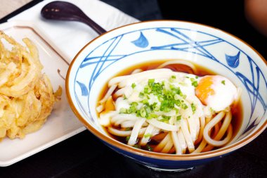 yumurta Onsen ile soğuk udon.