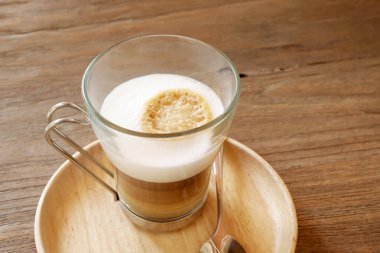 Cam fincan sıcak latte