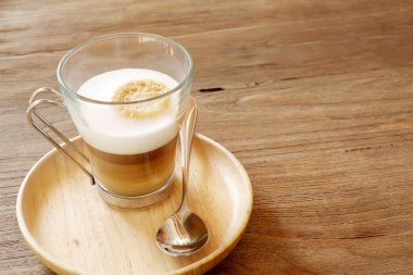 Cam fincan sıcak latte