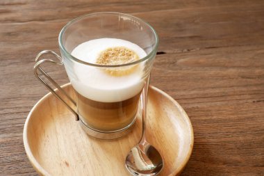 Cam fincan sıcak latte