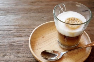 Cam fincan sıcak latte