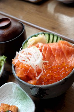 Geleneksel Japon yemeği, somon, havyar ve salatalık