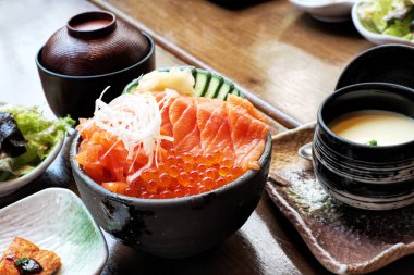 Geleneksel Japon yemeği, somon, havyar ve salatalık