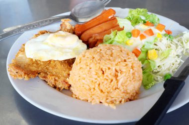 Amerikan tarzı kahvaltı seti, kızarmış pilav 