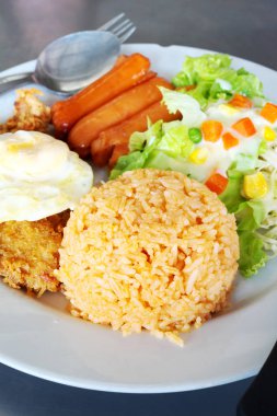 Amerikan tarzı kahvaltı seti, kızarmış pilav 