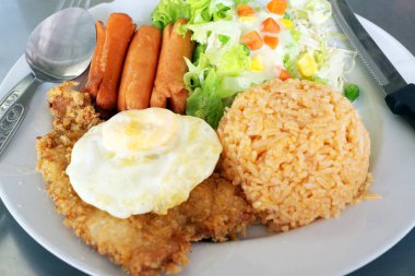 Amerikan tarzı kahvaltı seti, kızarmış pilav 