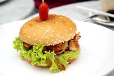 Lezzetli burger domates ve peynir