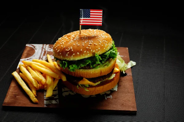 Hamburger Auf Dunklem Hintergrund — Stockfoto
