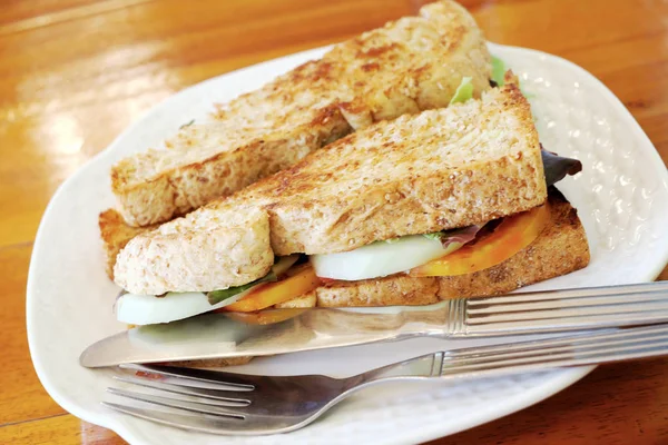 Boczek Grilla Sera Pomidora Sandwich Talerzu — Zdjęcie stockowe