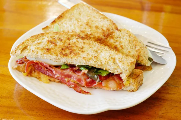 Sandwich Bacon Fromage Grillé Aux Tomates Dans Une Assiette — Photo