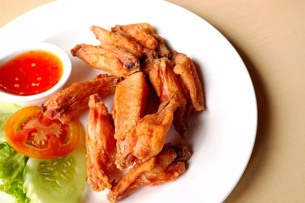 Ali Pollo Fritte Con Salsa — Foto Stock