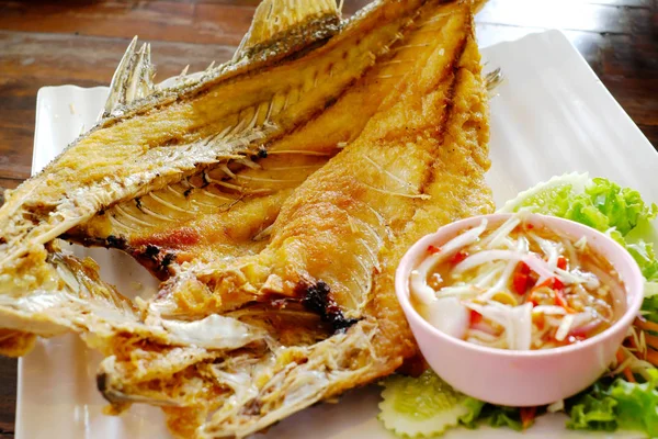 Peixe Frito Com Salada Manga Tailândia — Fotografia de Stock