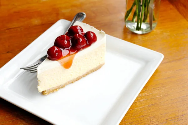 Çilek Beyaz Plaka Ile Lezzetli Kiraz Cheesecake — Stok fotoğraf