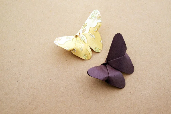 棕色纸上的纸蝴蝶 — 图库照片