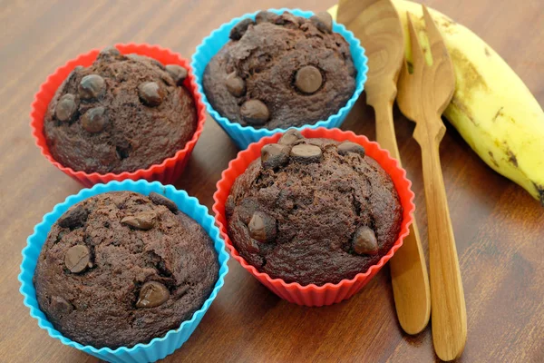 Schokoladen Bananen Cupcakes Auf Holztisch — Stockfoto