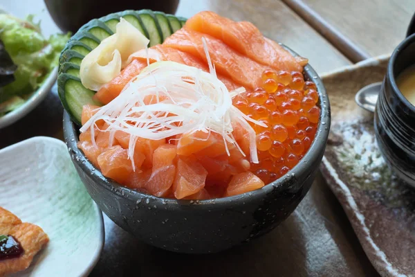 Mâncare Tradițională Japoneză Somon Caviar Castravete — Fotografie, imagine de stoc