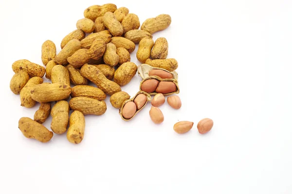 Viele Erdnüsse Auf Weißem Hintergrund — Stockfoto