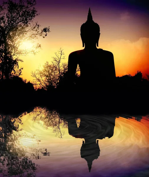 Silueta Socha Buddhy Při Západu Slunce — Stock fotografie