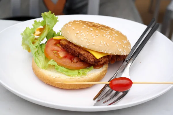 Deliciosa Hamburguesa Con Tomate Queso —  Fotos de Stock