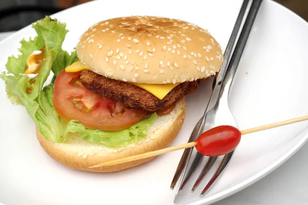 Deliciosa Hamburguesa Con Tomate Queso — Foto de Stock