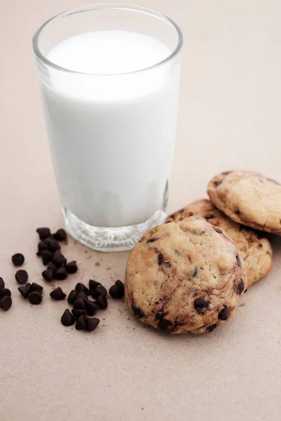 Csokoládé Chip Cookie Kat Amd Pohár Tej — Stock Fotó