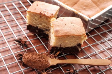 Tereyağı pasta çikolata parçaları.