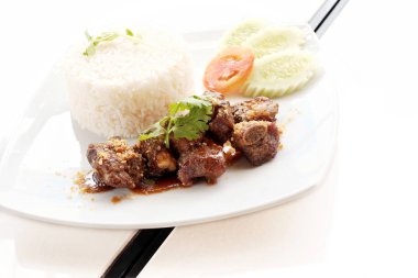 Kızarmış domuz eti ve tabak pirinç