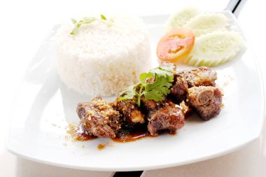 Kızarmış domuz eti ve tabak pirinç