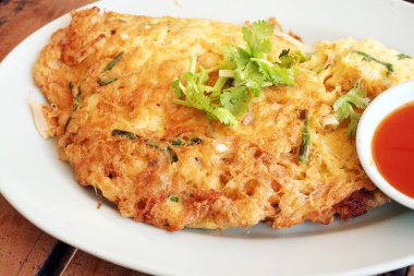 Kızarmış et ürünleri ile omlet