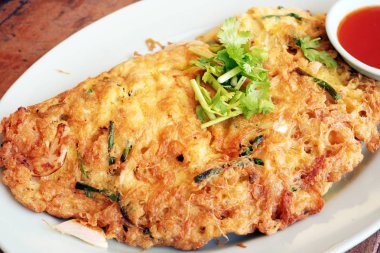 Kızarmış et ürünleri ile omlet