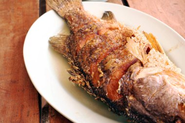 Lezzetli kızarmış balık plaka