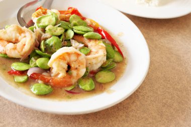 Koku fasulye ile karides, tavada kızartılmış Asya gıda