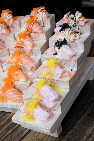 Sushi Servit Placă Lemn — Fotografie, imagine de stoc
