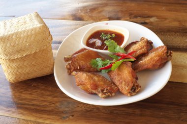 Lezzetli kızarmış tavuk kanatları.