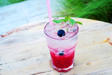 Çilek ile maden suyu cam