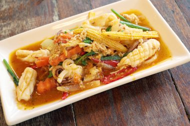 Kızarmış kalamar ile yumurta sarısı.