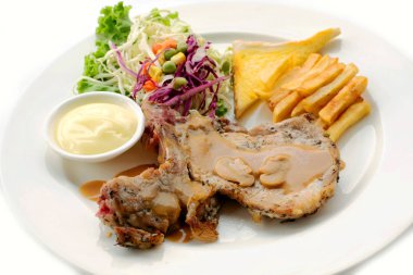 Lezzetli domuz biftek beyaz plaka