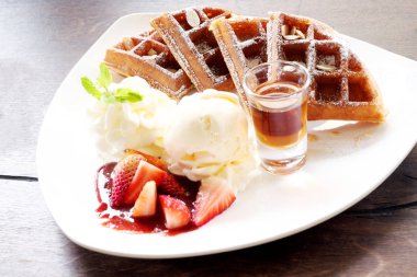 Waffle dondurma ve çilek ile.