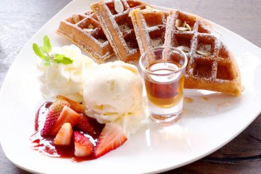 Waffle dondurma ve çilek ile.