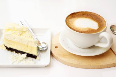 Beyaz fincanda sıcak kahve.