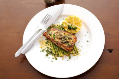 Beyaz tabak içinde lezzetli somon Steak