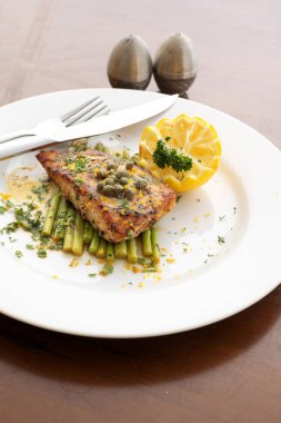 Beyaz tabak içinde lezzetli somon Steak